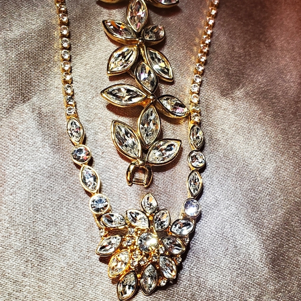 💛Beautiful Gold/Crystal Bracelet & Necklace Set💛 - Picture 3 of 7